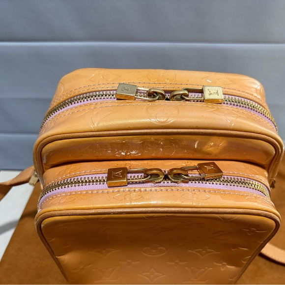 Louis Vuitton Monogram Vernis Crossbody Bag. - Picture 2 of 12